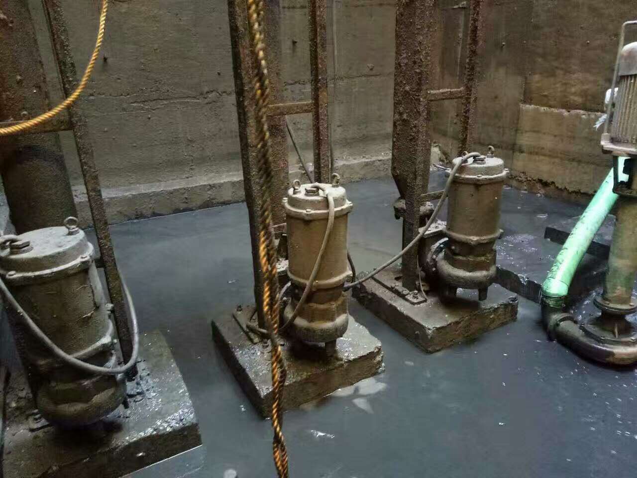 得荣污水池清理