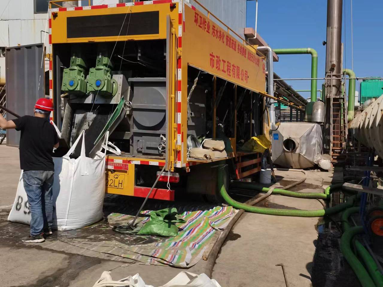 得荣淤泥压干处理