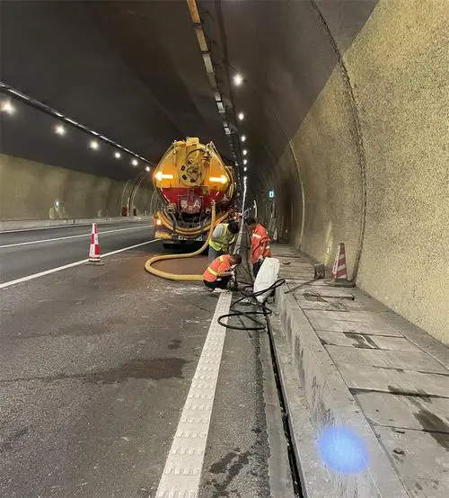 得荣隧道排水渠清淤